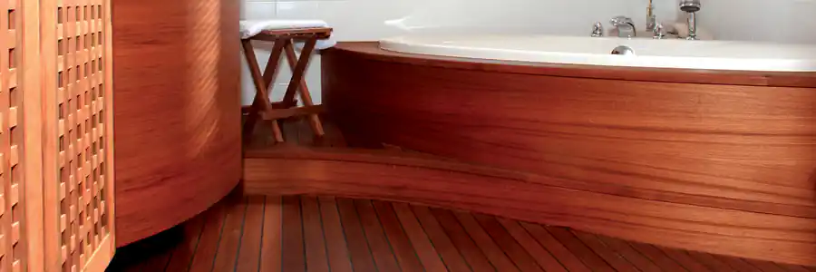 das Foto zeigt eine mit Holz verkleidete Badewanne.